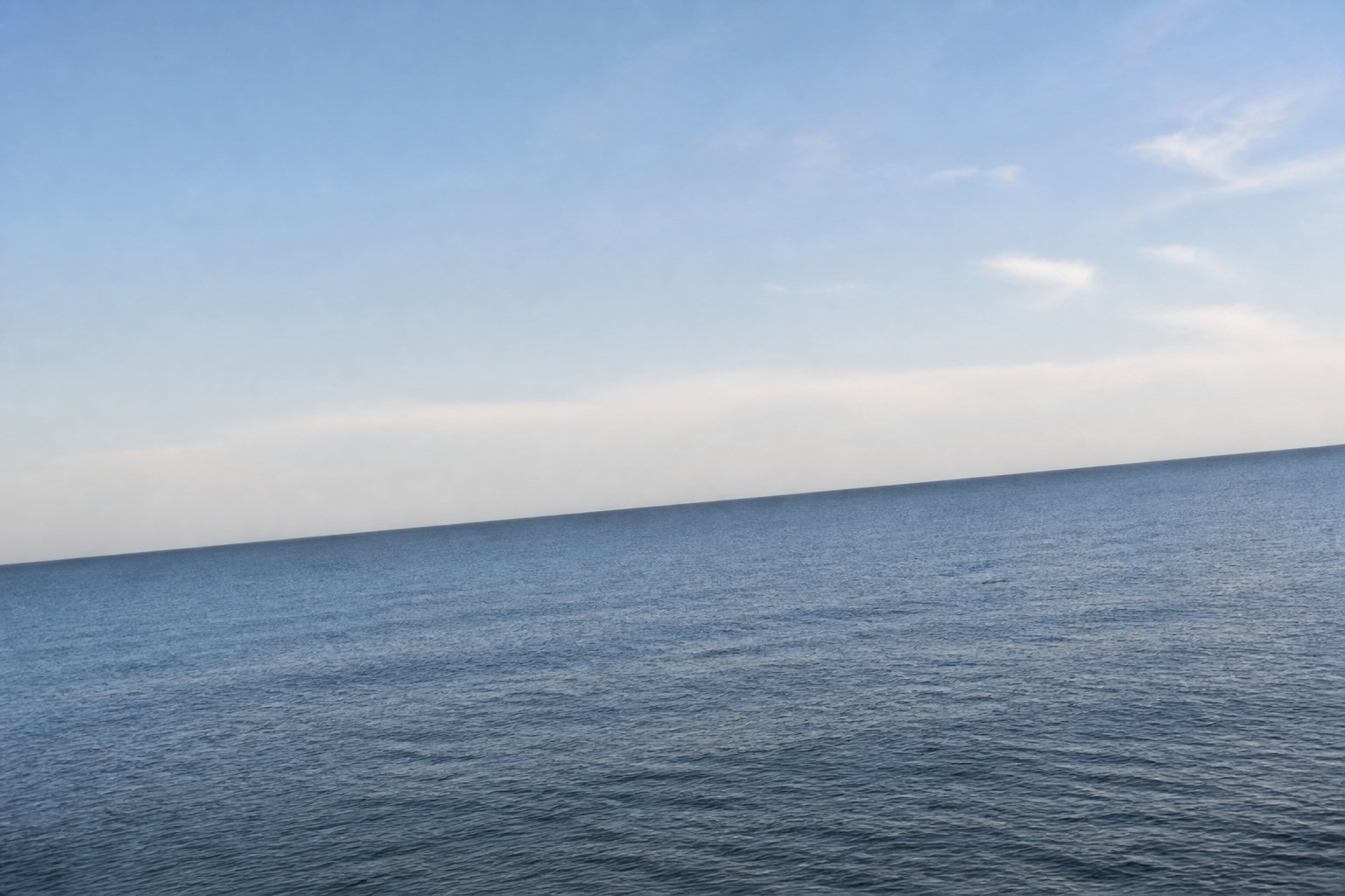 Морской пейзаж с заметно наклонённой линией горизонта.