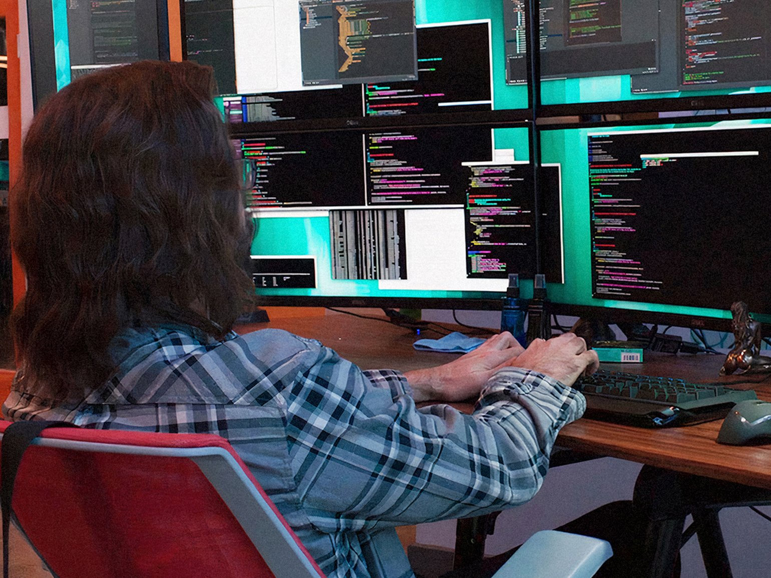 Схема аналогии: .c → компилятор → бинарник соответствует spec.md → агент → код