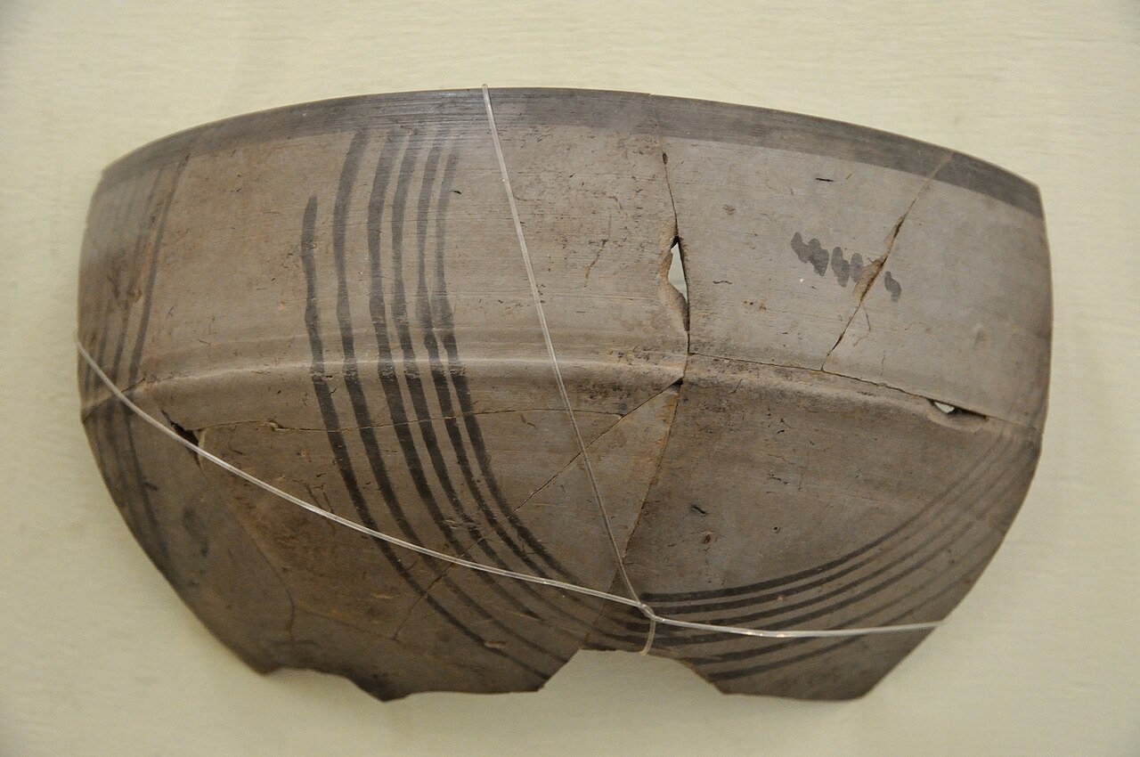 Экспонат расписной серой керамики из Сонкха в музее Матхуры.