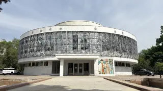Фасад Дворца бракосочетания в Алматы с геометрическими решётками и мозаикой у входа
