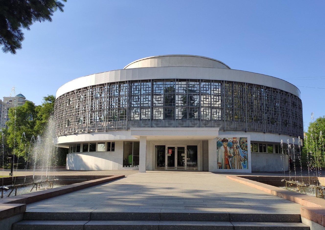 Дворец бракосочетания в Алматы с орнаментальной решёткой и мозаикой