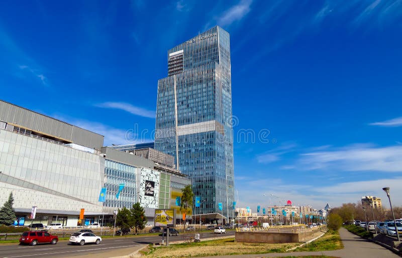 Современная высотная новостройка Esentai Tower в Алматы со стеклянным фасадом