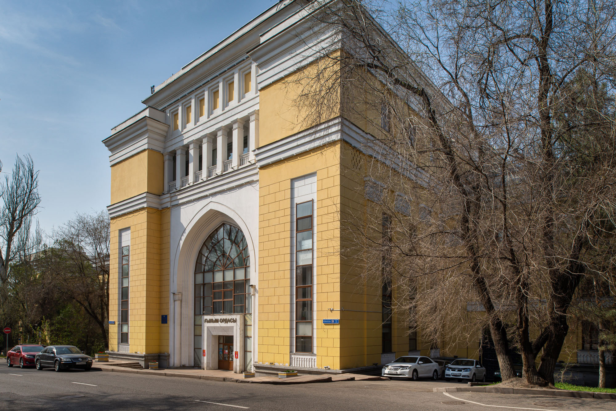 Пример здания сталинского ампира с колоннами и лепным декором