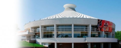 Казахский государственный цирк в Алматы с купольным объёмом