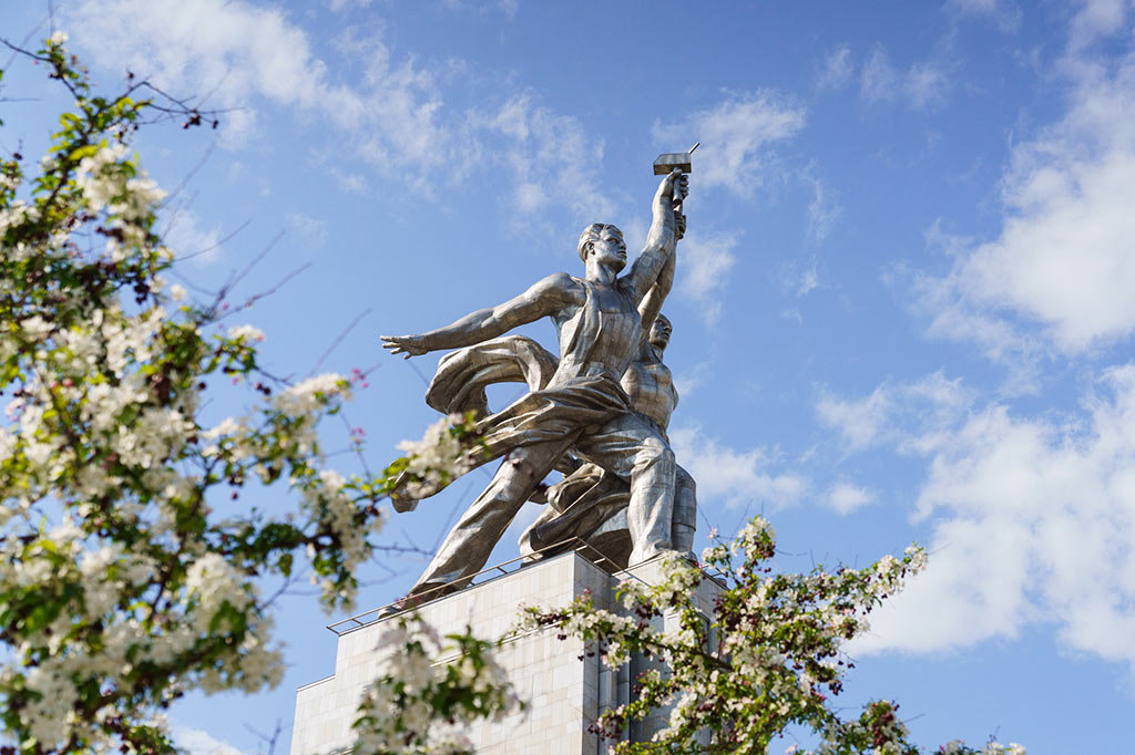 Скульптура «Рабочий и колхозница» Мухиной, 1937
