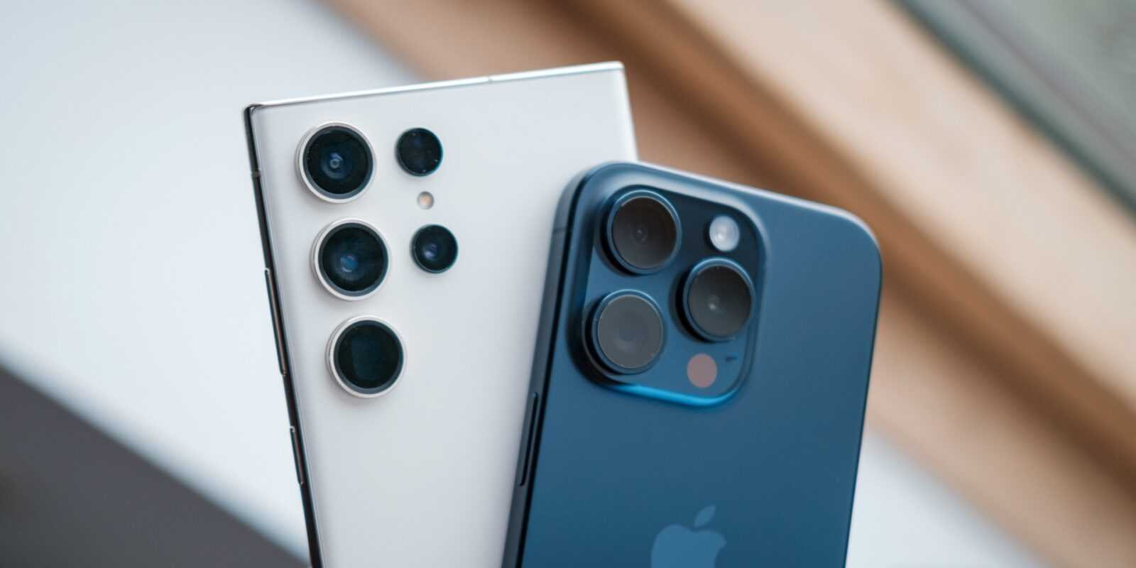 Смартфоны Apple iPhone и Samsung Galaxy рядом