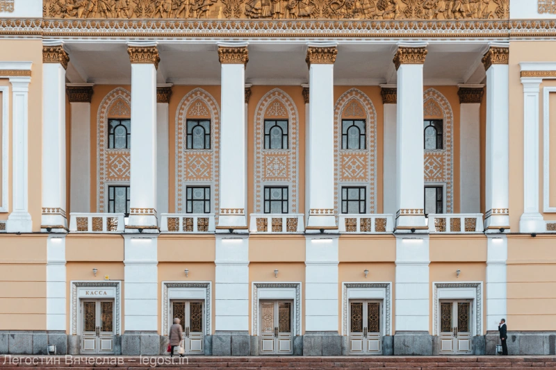 Главный вход в ГАТОБ имени Абая