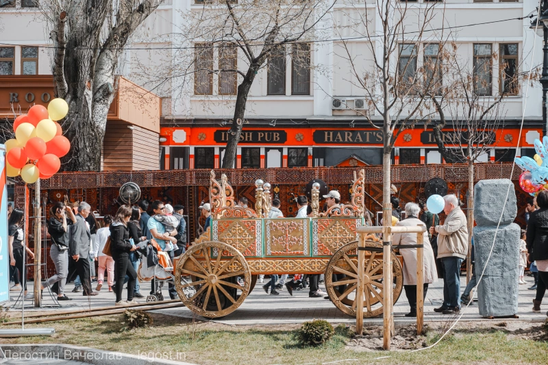 Фото восточного обоза и ирландского паба на фоне в центре Алматы